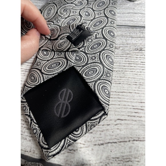 Bill Blass Black Label Men's Silk Tie Black And White Geometric Design 57" x 4" - Picture 4 of 5